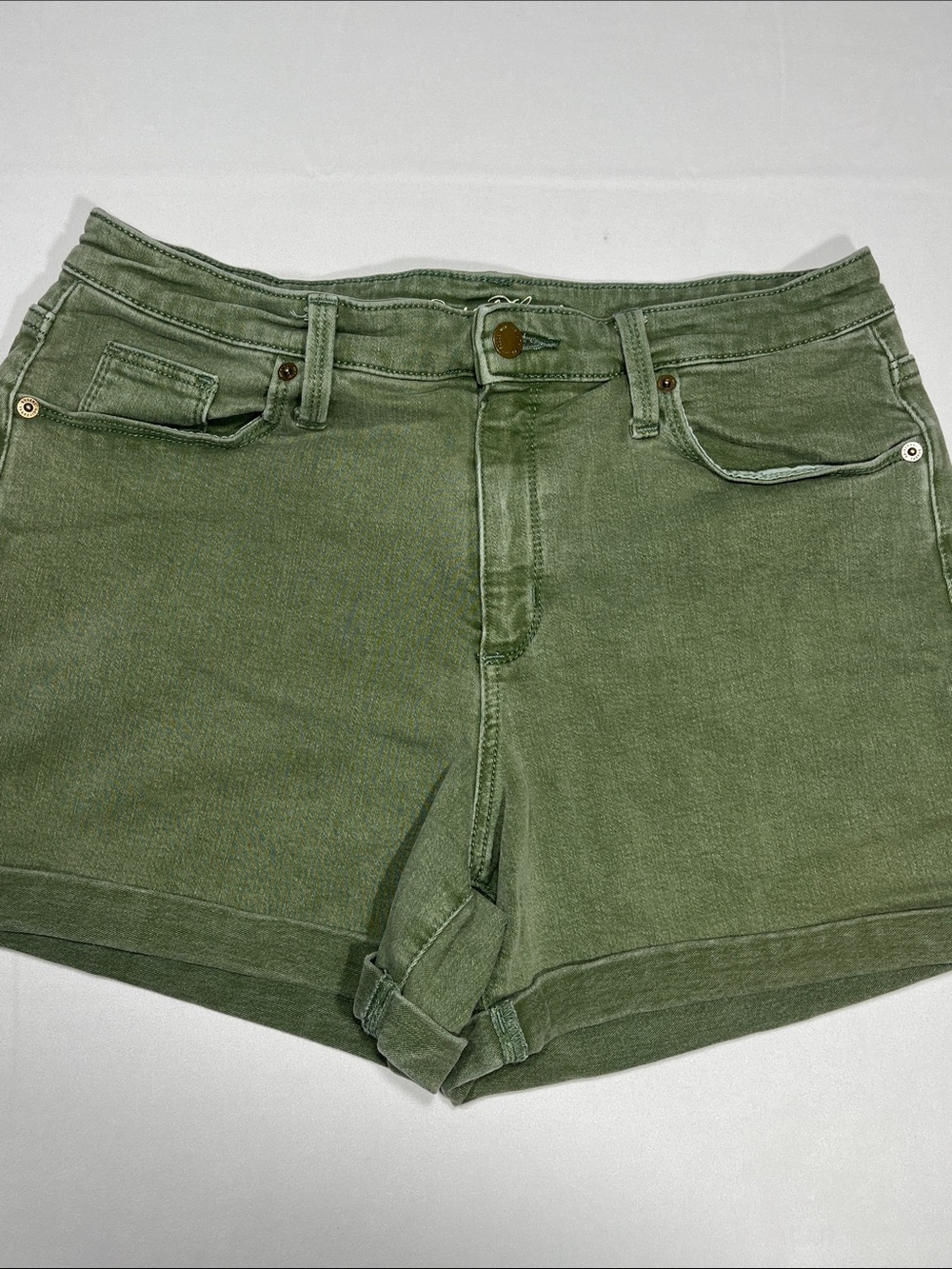 Universal Thread Women’s Sage Green Cuffed Denim Shorts Size 12 Mid Rise